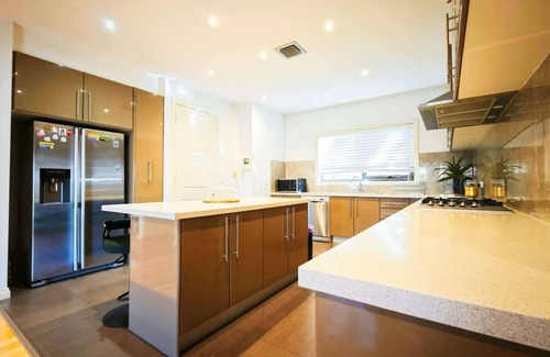 Keysborough Casa | 6 BR 3 BATH large mansion, 3 king beds, 4 queen beds, 5-star supreme enjoyment