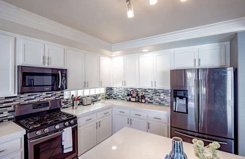 Silverado Ranch Casa | 6 BR 4bath w/ENTIRE Guest House, Pool & Movie Room- 14 Min from The Strip!
