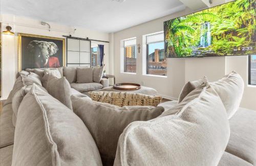 Wholesale District Apartamento | 6 BR Condo in the Heart of Indy - 3 blocks to ICC