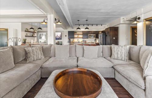 Wholesale District Apartamento | 6 BR Condo in the Heart of Indy - 3 blocks to ICC