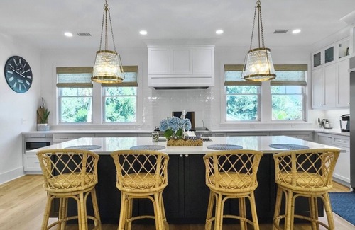 Isle of Palms Casa | 6 BR Home w/ Pool Close to Ocean | Chef's Kitchen