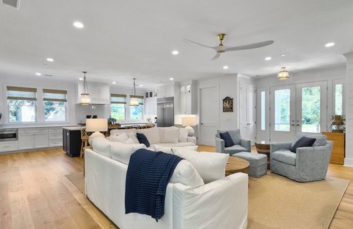 Isle of Palms Casa | 6 BR Home w/ Pool Close to Ocean | Chef's Kitchen