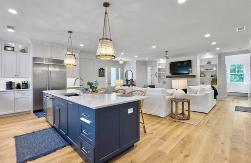 Isle of Palms Casa | 6 BR Home w/ Pool Close to Ocean | Chef's Kitchen