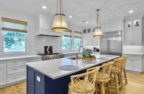 Isle of Palms Casa | 6 BR Home w/ Pool Close to Ocean | Chef's Kitchen