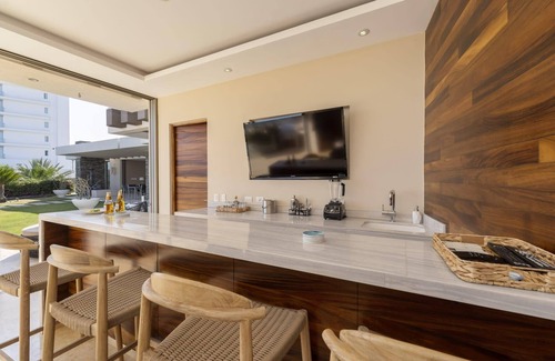 El Bledito Villa | 6 BR Huge Villa Steps To Beach, Plus A Pool House!