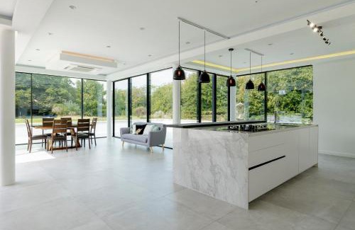 Rugby Casa | 6 BR Luxury House With Huge Garden and Cinema Room By Eason Stays Short Term Rental Rugby