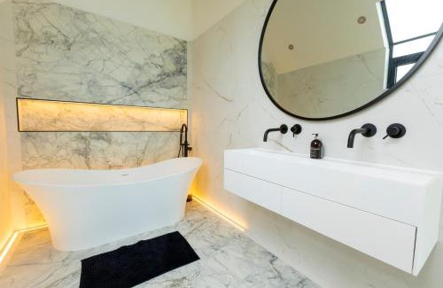 Rugby Casa | 6 BR Luxury House With Huge Garden and Cinema Room By Eason Stays Short Term Rental Rugby