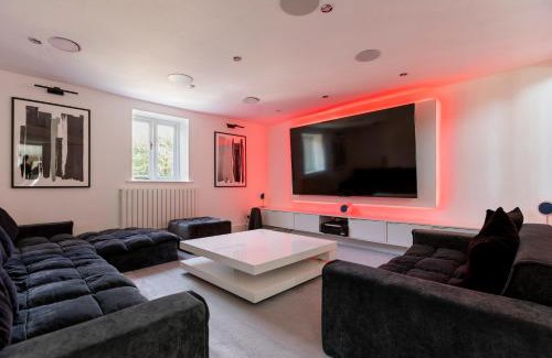 Rugby Casa | 6 BR Luxury House With Huge Garden and Cinema Room By Eason Stays Short Term Rental Rugby
