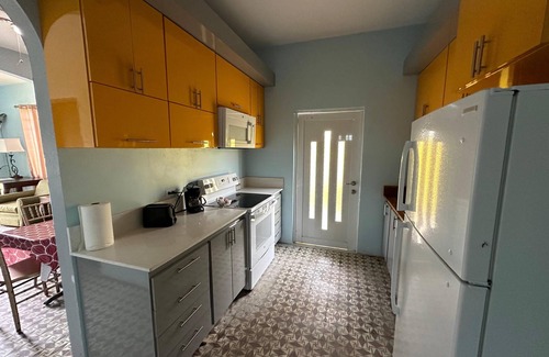 Arecibo Pueblo Apartamento | Beach Vibes in Arecibo 6BR & 3BA