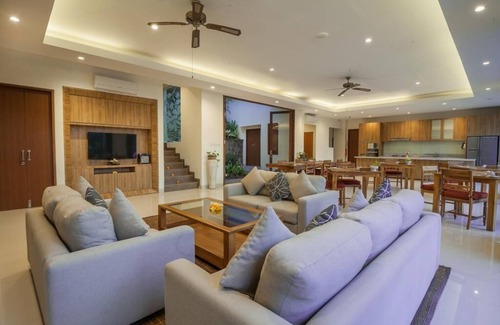 Melayang Villa | 6 BR - Piscina privada, vista al río y arrozales