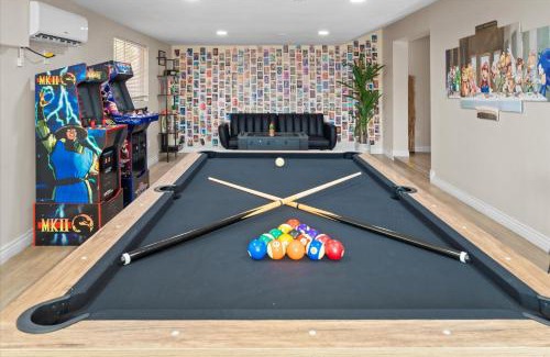 Glendale Casa | 6 Br Resort Style Home Pool Game Room Fire Pit