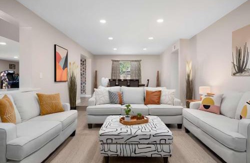 Glendale Casa | 6 Br Resort Style Home Pool Game Room Fire Pit