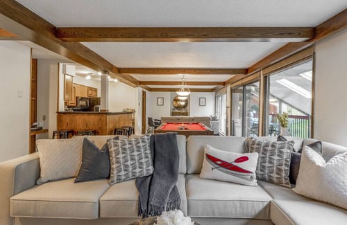 East Kootenay Casa | 6-Br Ski Chalet | Ski In/Ski Out – 20 Steps to LIFT | POOL + PRIVATE Hot Tub