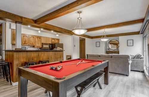 East Kootenay Casa | 6-Br Ski Chalet | Ski In/Ski Out – 20 Steps to LIFT | POOL + PRIVATE Hot Tub