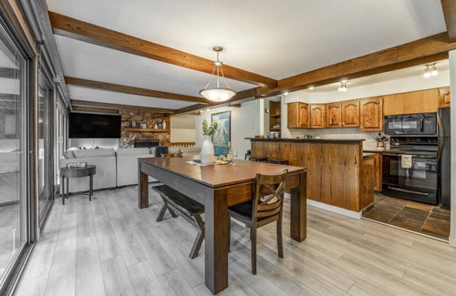 East Kootenay Casa | 6-Br Ski Chalet | Ski In/Ski Out – 20 Steps to LIFT | POOL + PRIVATE Hot Tub