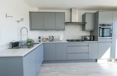 Llanfaelog Cabaña | 6 GWEL YR WYDDFA, pet friendly, country holiday cottage in Rhosneigr