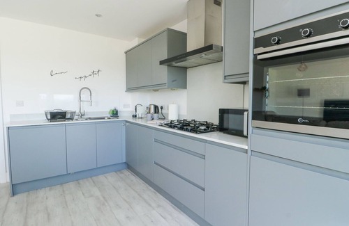 Llanfaelog Cabaña | 6 GWEL YR WYDDFA, pet friendly, country holiday cottage in Rhosneigr