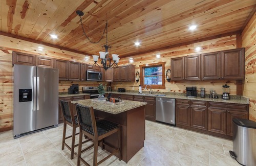 Caton Cabina | 6 King Master Suites, Large Pool, Grill, Hot Tub, Game Room and Theater!