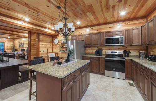 Caton Cabina | 6 King Master Suites, Large Pool, Grill, Hot Tub, Game Room and Theater!