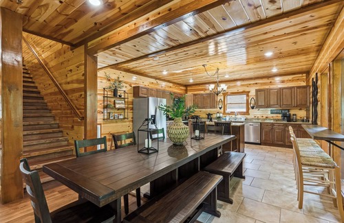 Caton Cabina | 6 King Master Suites, Large Pool, Grill, Hot Tub, Game Room and Theater!