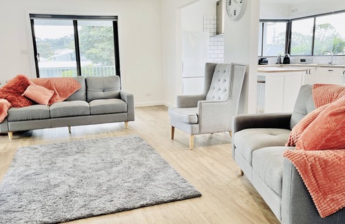 Lakes Entrance Casa | 6 Lake st, 4 bedroom , 3 bathroom, 4 toilets, kitchen upstairs and downstairs