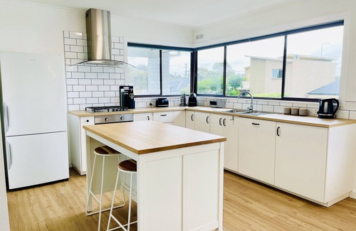 Lakes Entrance Casa | 6 Lake st, 4 bedroom , 3 bathroom, 4 toilets, kitchen upstairs and downstairs