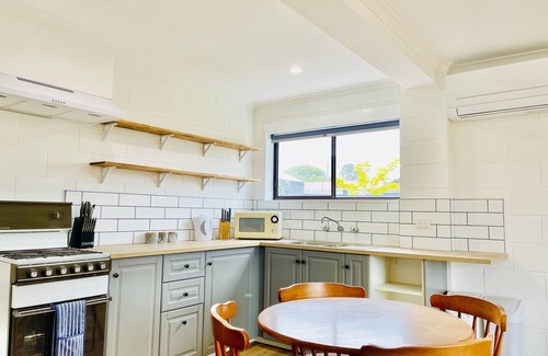 Lakes Entrance Casa | 6 Lake st, 4 bedroom , 3 bathroom, 4 toilets, kitchen upstairs and downstairs