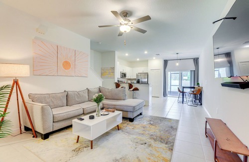 Ruskin Casa | 6 Mi to Apollo Beach: Townhome w/ Pool Access!