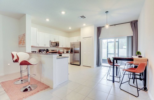Ruskin Casa | 6 Mi to Apollo Beach: Townhome w/ Pool Access!