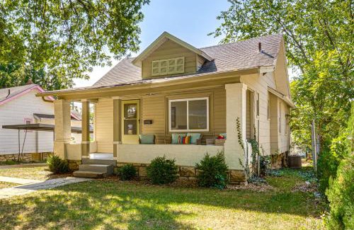 Kansas City Casa | 6 Mi to Arrowhead Stadium Charming Home with Porch!