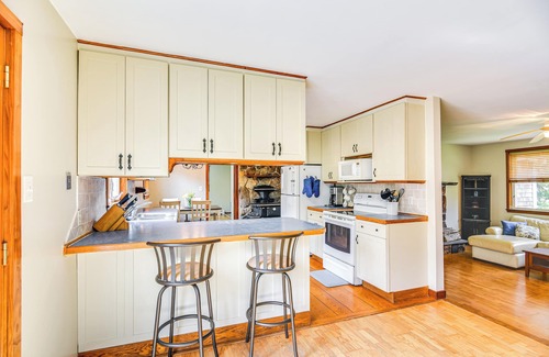 Adamsville Casa | 6 Mi to Beach: Family Home in Little Compton!