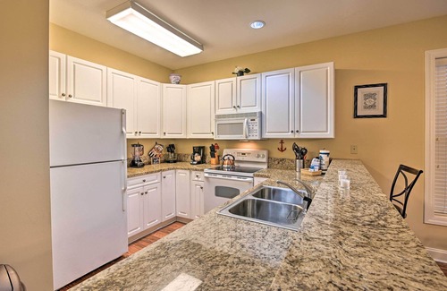 Carolina Forest Condominio | ¡NUEVO! Resort Condo w / Pool - 6 millas al paseo marítimo!