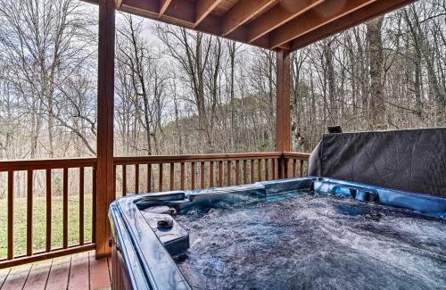 Gatlinburg - Pigeon Forge Casa | 6 Mi to Great Smoky Mtns Quiet Cabin with Hot Tub
