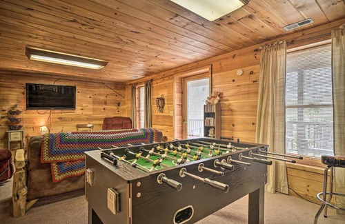 Gatlinburg - Pigeon Forge Casa | 6 Mi to Great Smoky Mtns Quiet Cabin with Hot Tub