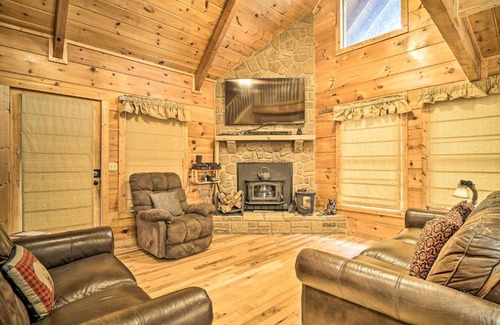 Gatlinburg - Pigeon Forge Casa | 6 Mi to Great Smoky Mtns Quiet Cabin with Hot Tub