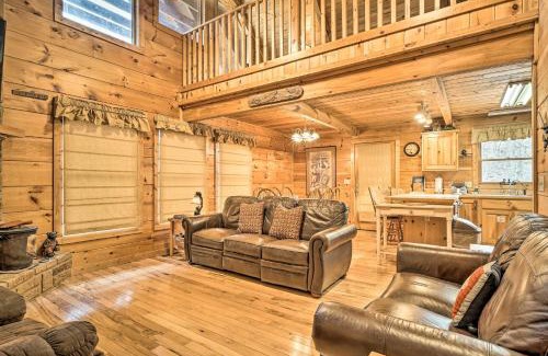 Gatlinburg - Pigeon Forge Casa | 6 Mi to Great Smoky Mtns Quiet Cabin with Hot Tub