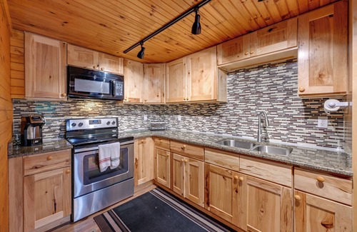 Robbinsville Cabina | 6 Mi to Town: Robbinsville Apt w/ Deck & Grill