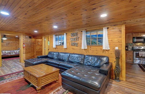 Robbinsville Cabina | 6 Mi to Town: Robbinsville Apt w/ Deck & Grill