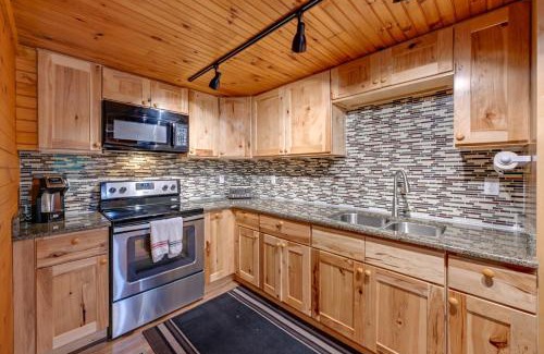 Robbinsville Casa | 6 Mi to Town Robbinsville Apt with Deck and Grill