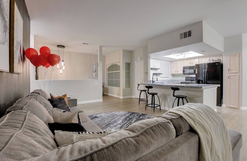 Canyon Gate Condominio | 6 Mi to Vegas Strip: City-View Gem w/ Pool Access