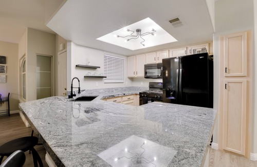Canyon Gate Condominio | 6 Mi to Vegas Strip: City-View Gem w/ Pool Access