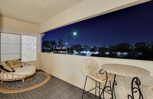 Canyon Gate Condominio | 6 Mi to Vegas Strip: City-View Gem w/ Pool Access