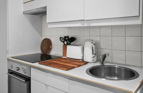 Greenslopes Casa | 6 Min to CBD Self-Contained Studio