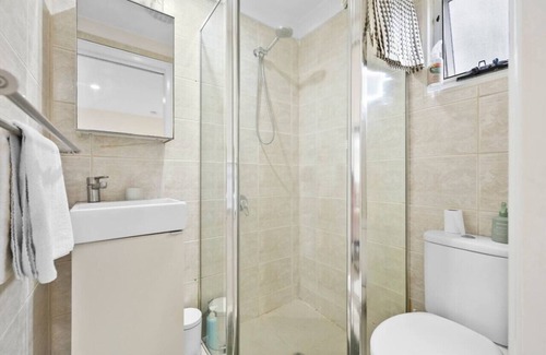 Greenslopes Casa | 6 Min to CBD Self-Contained Studio