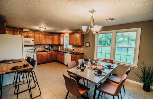 Blacksburg Casa | 6 MINS to VT! Family & Kid Friendly 3BR/2.5BA Private Home with Huge Yard.