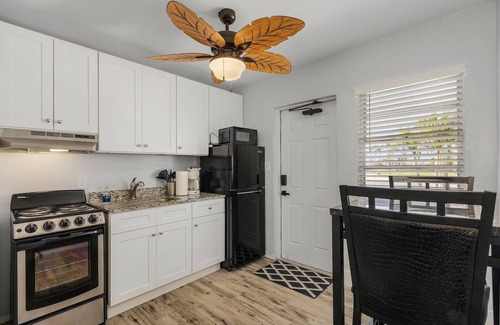 Matlacha Isles-Matlacha Shores Condominio | 6 Person 1-Bedroom Condo with Waterview Patio Angel's Den - 6 Person 1-Bedroom Condo with Waterview Patio Angel
