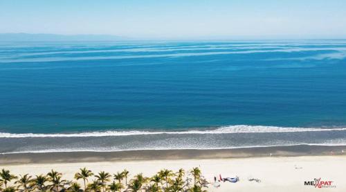 Flamingos Apartamento | 6 Person Occupancy 1 Block to Beach Views from Terrace