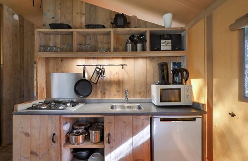 Eerbeek Alquiler De RV | 6-person safari tent in the holiday park Landal Coldenhove