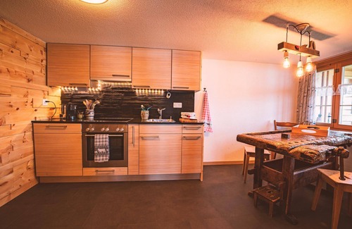 Adelboden Chalet De Esquí | 6 person vacation apartment with hot tub in the mountains