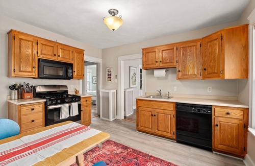 Metropolitan Hill - Beech Street Condominio | 6 Room: 2+ Bedroom: Sunny Quintessential Boston